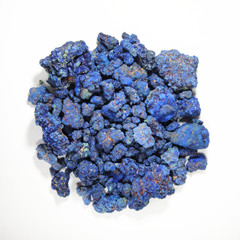 蓝铜矿是一种碱性铜碳酸盐矿物，也叫石青。它常与孔雀石一起产于铜矿床的氧化带中。蓝铜矿可作为铜矿石来提